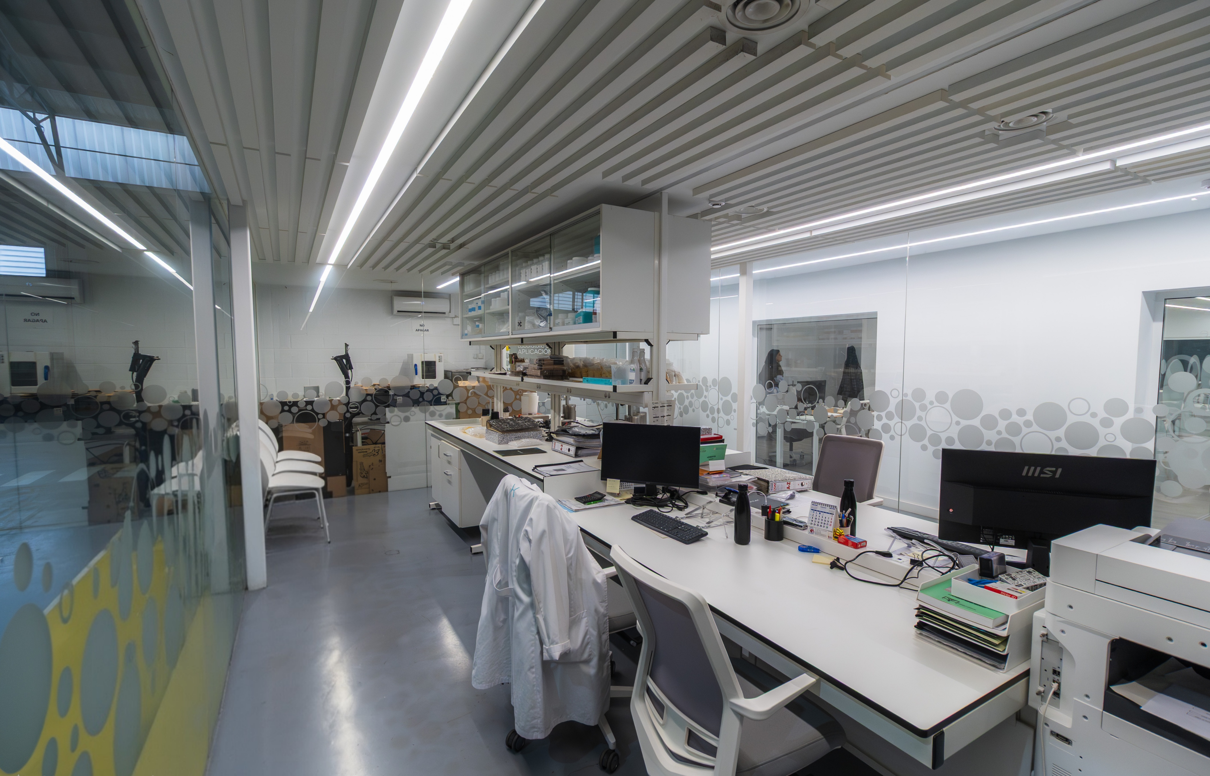 Sala de laboratorio NOXUN con puestos de análisis