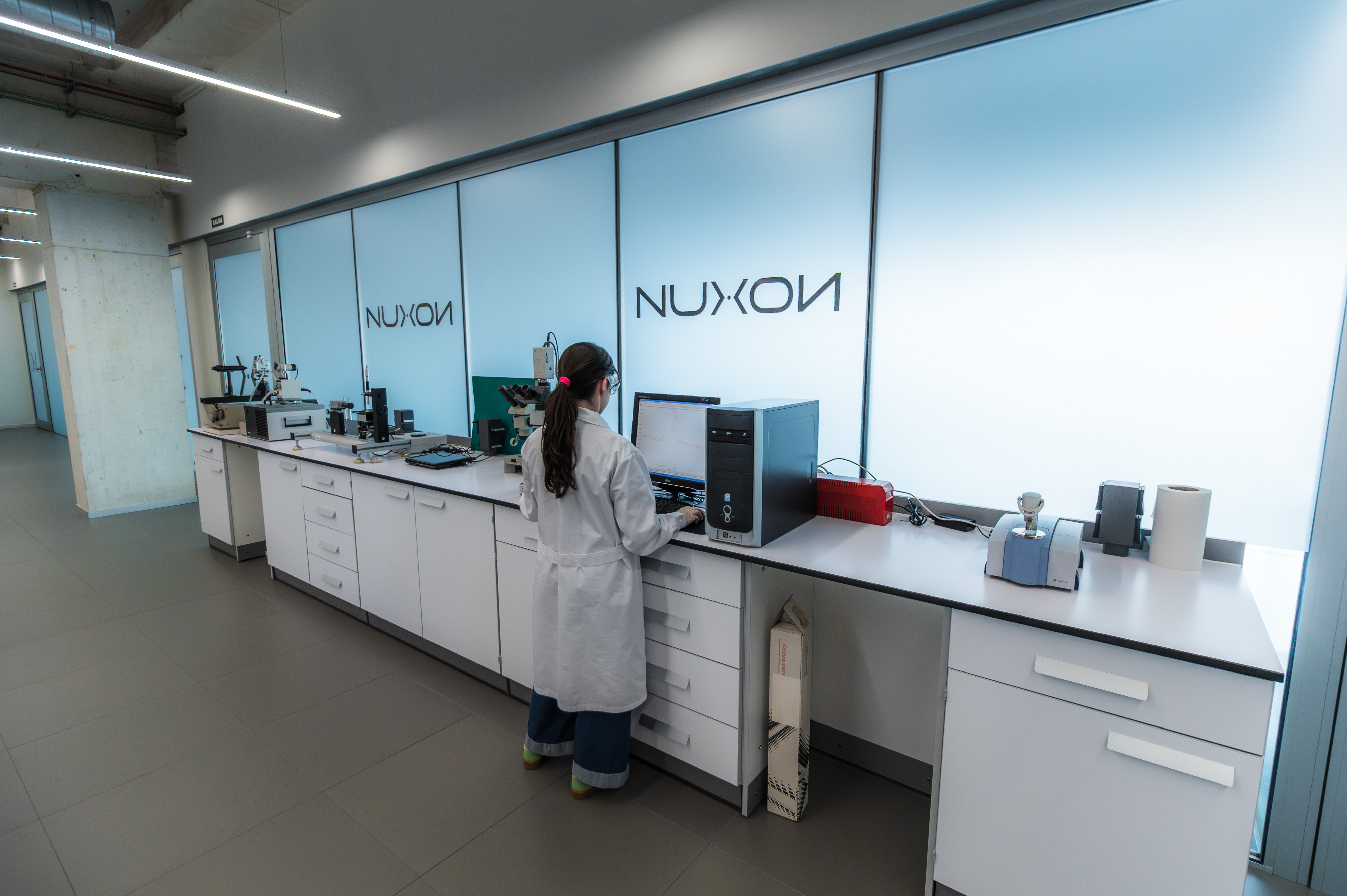 Científica NOXUN operando equipos de análisis